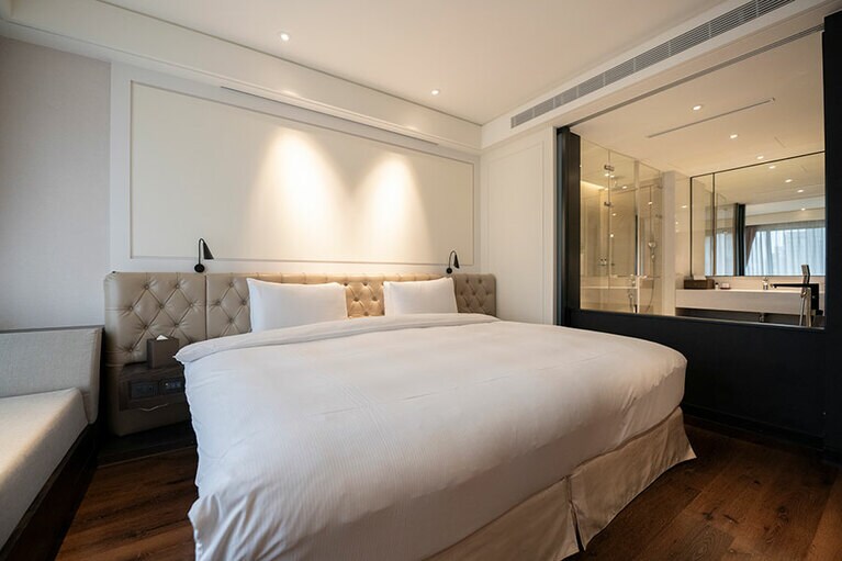 湯船があるダブルベッドルームの「酒荘客房」。