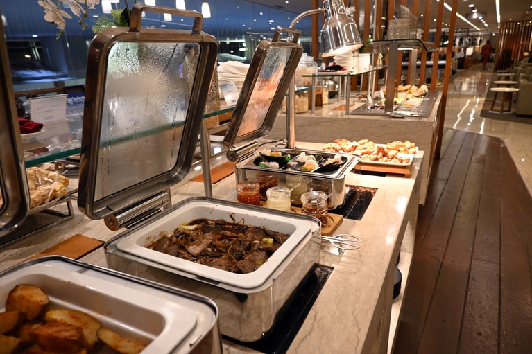 ビュッフェ台には食欲をそそるメニューが並んでいます。