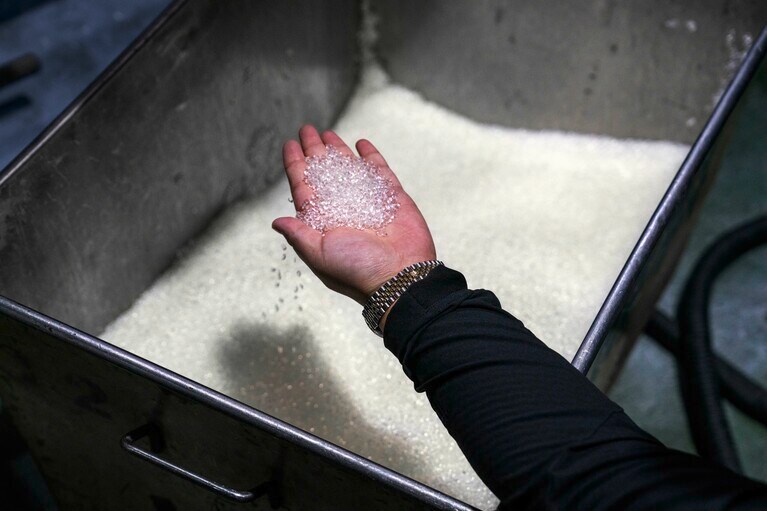 より高性能なポリウレタンへと変換され、粒状に成形されたもの。まさに廃棄プラスチックに「新たな命を吹き込む」という“ライフサイクリング”の本質が感じられる写真。© Rolex/Roman Meisenberg