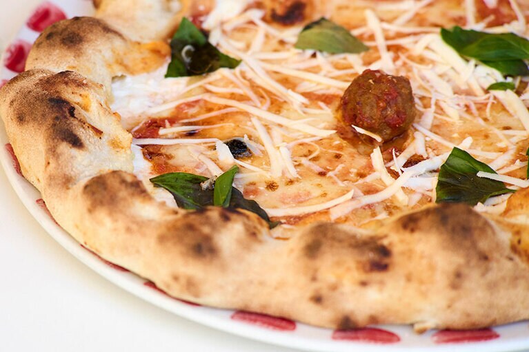 “ケッララ” 12ユーロは縁にミートボールとリコッタチーズがイン。