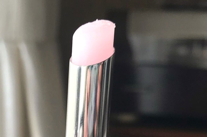 表面を指で触ってみると、スクラブのザラザラ感は感じるのですが、実際唇に当てた時にはガリガリしたような感触はそこまで強くなく、優しく伸ばせます。