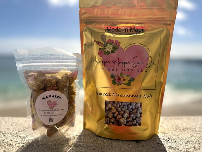 カリっとした甘いキャラメルでコーティングされた、ハッピー ハッピー ジョイジョイのマカデミアナッツ。