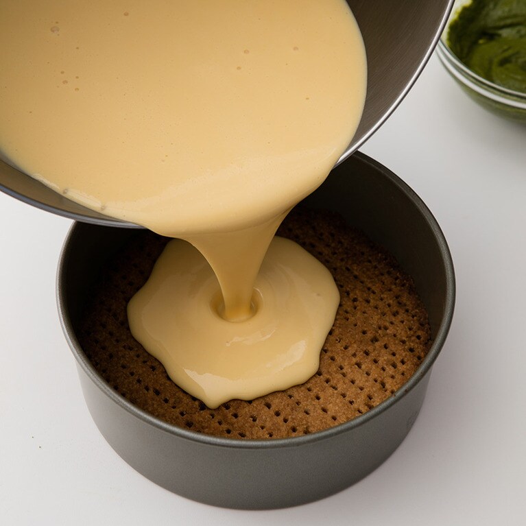 残りのチーズ生地を流し入れる。