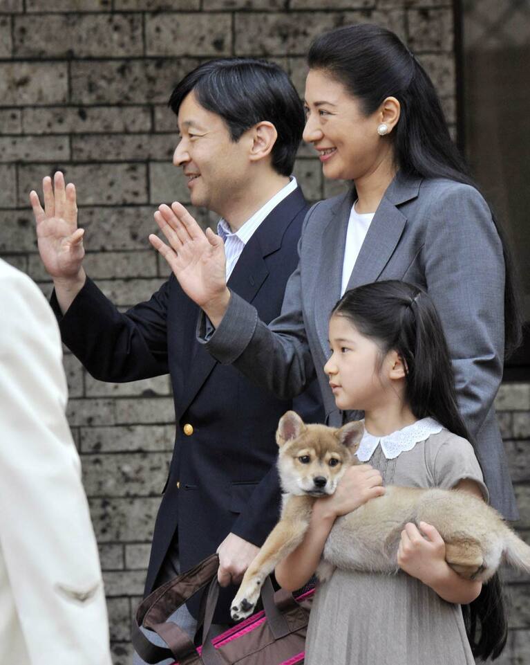 愛犬「由莉」を抱く7歳の愛子さま　©時事通信社