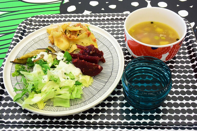 社員食堂は器もマリメッコ。セルフサービスで料理を盛り付ける。