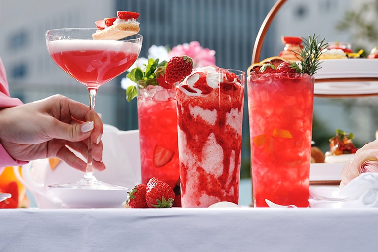 左からブルックリン ブリッジ(カクテルのみ)、ストロベリーモヒート、ストロベリーピニャコラーダ、ストロベリーレモネード。カクテル 1,800円／モクテル 1,320円(税込・サ別)。