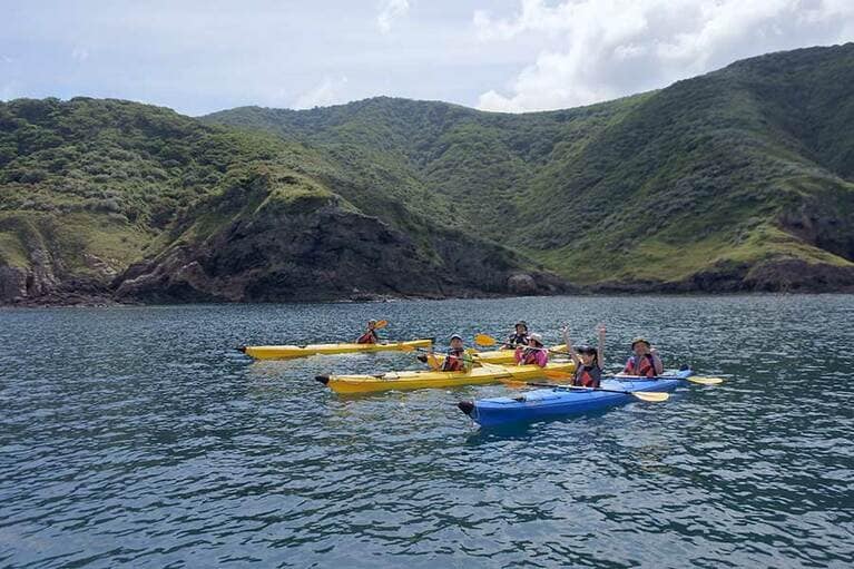 国賀海岸を海から楽しむなら、シーカヤックも一案。