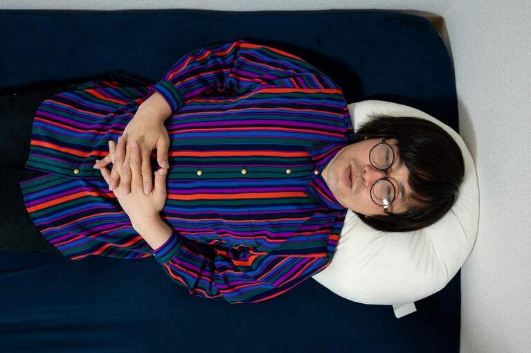 松原タニシさん。事故物件の自宅にて。