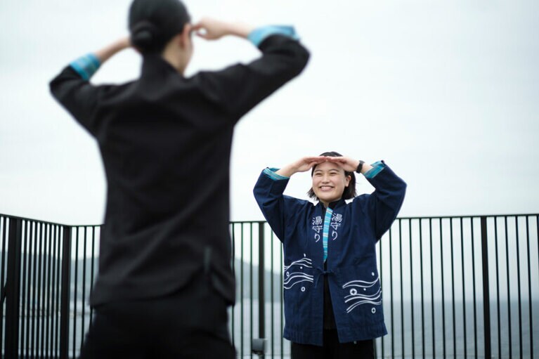 朝日を浴びながら行う「現代湯治体操」。