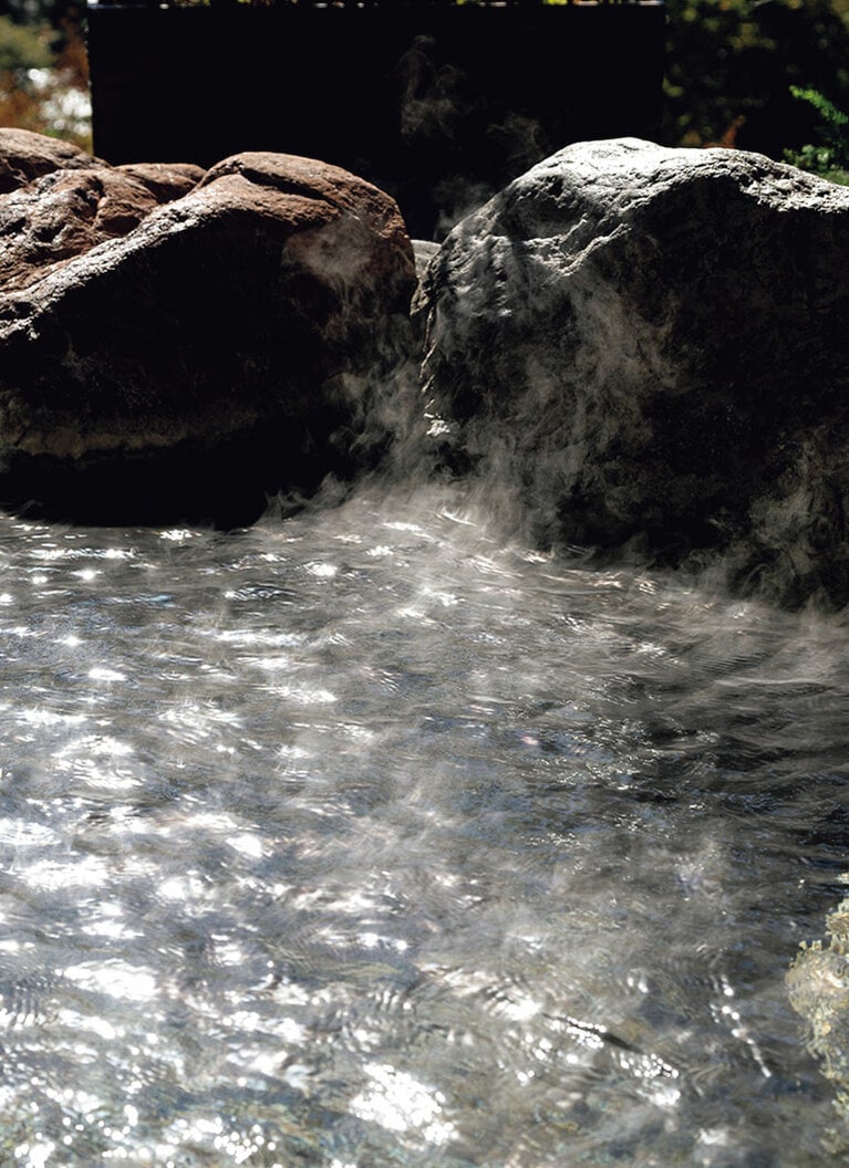 最上階にある露天風呂は朝がとくに気持ちいい。湯は山中温泉の総湯から引いている。