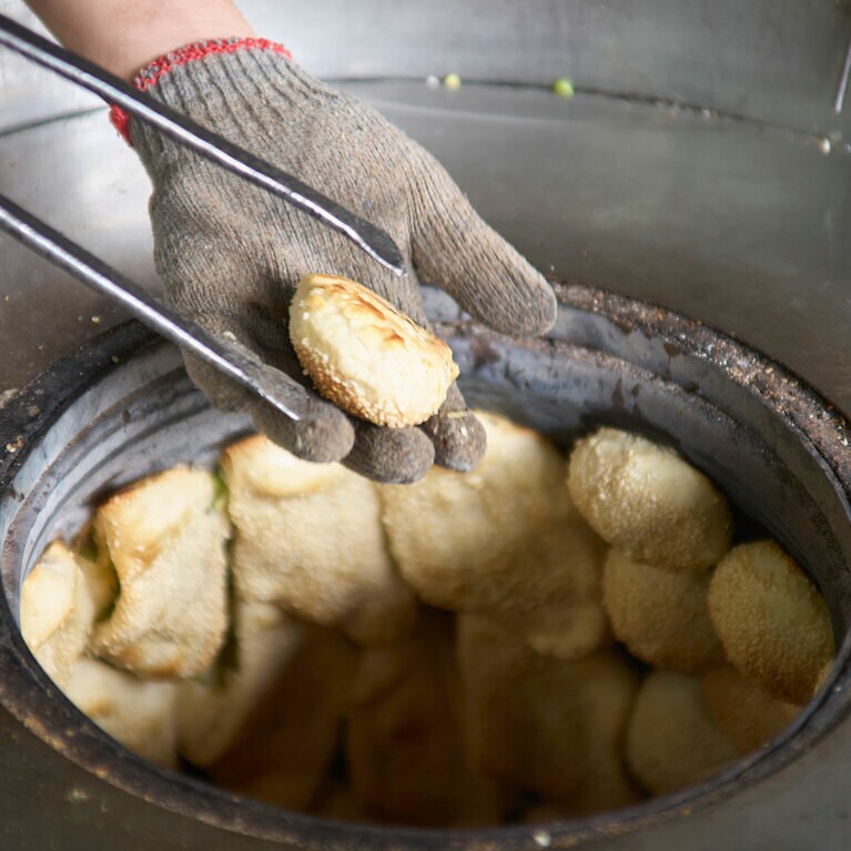 窯のまわりに貼り付けて焼く！
