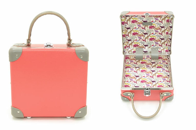 気持ちまで明るくなりそうなカラーの「The Glamour」。ライニングのキリンや象、ラクダやオウムなどが描かれたアニマル柄もかわいい。フラミンゴカラー W20×H20×D11cm 120,000円／グローブ・トロッター