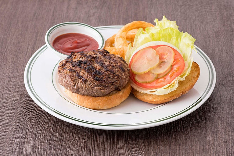 ウルフィーバーガー 1,200円。「プライムビーフ100％ クラシックバーガー」をベースに、パテにオニオンを混ぜ込んだバーガー。ボリュームたっぷりながら食感は軽めに。オニオンの香りと甘みをさらに生かした一品。