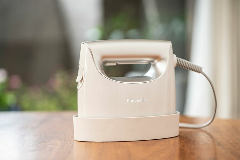 高機能なだけではなく、見た目もスマートでコンパクトなボディは、自宅のどこに置いておいても違和感なくなじむ。パナソニック「衣類スチーマー NI-FS760」オープン価格。