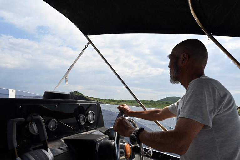 真っ白なクルーザーを駆って、黄島の海を疾走する住職。