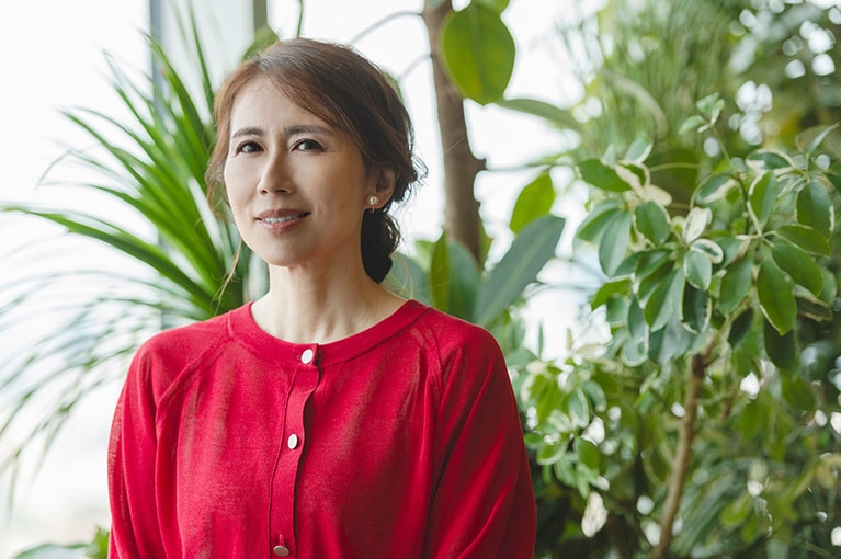 秋田県での朗読会を終え、取材に駆け付けてくださった堀井美香さん。