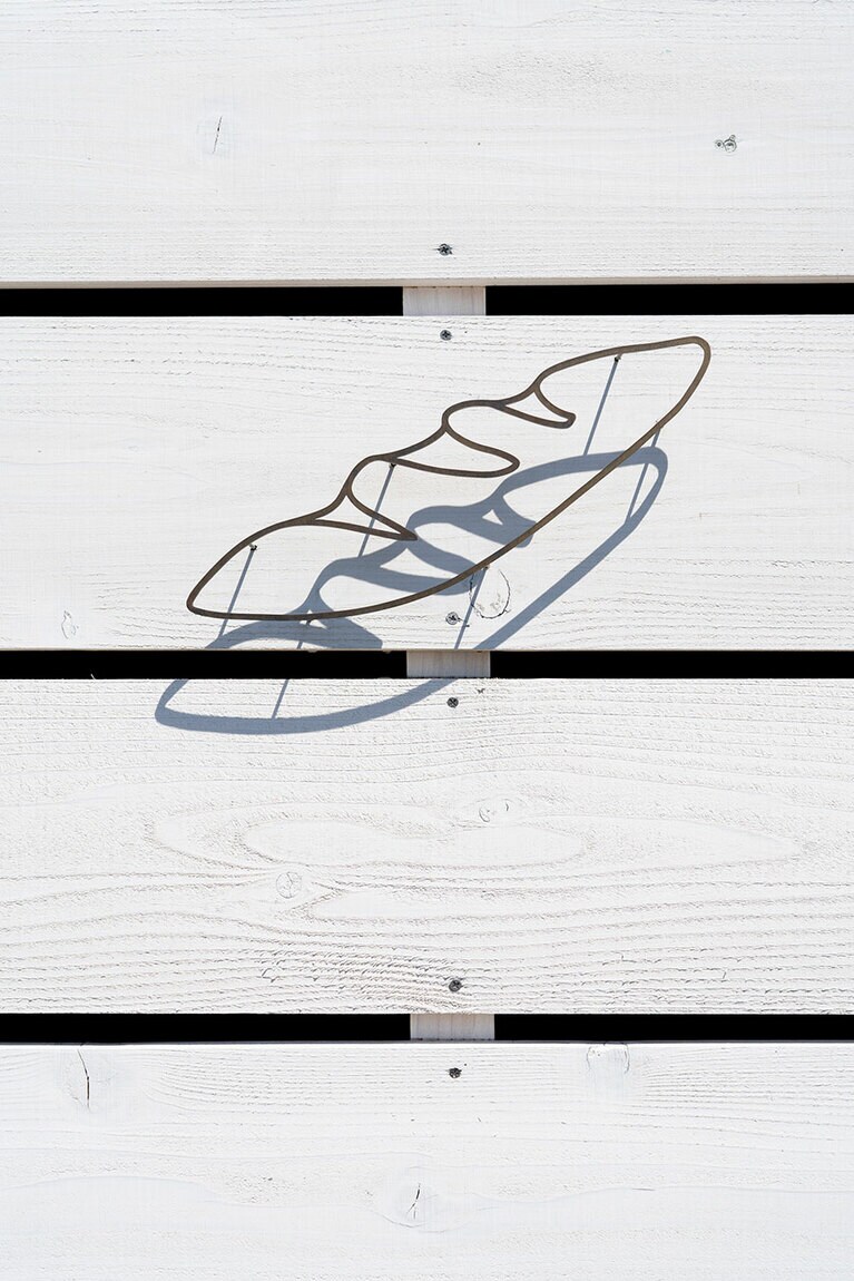 エントランスのロゴが目印。