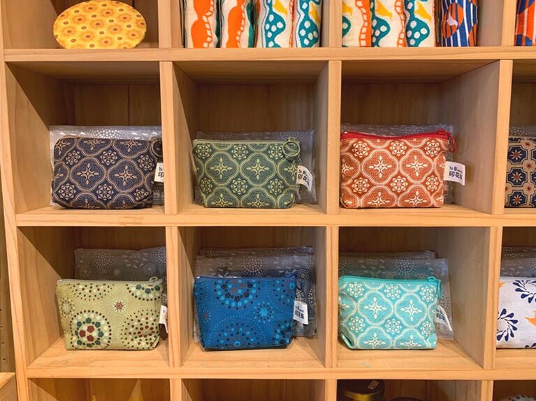 小銭入れ 220元、巾着袋 250元、マチ付きポーチ 390元。ずらりと並んだ小銭入れ。