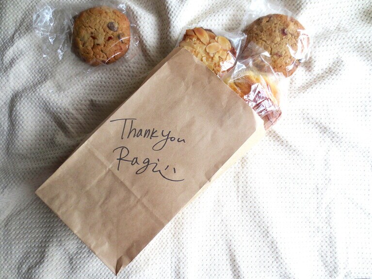 持ち帰り用の紙袋には、手書きのメッセージが。