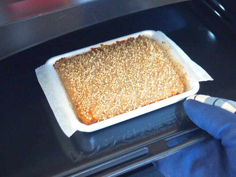 (6) 200度に予熱したオーブンで20分加熱します。金串を刺し、中心まで温かくなっていれば焼き上がりです。