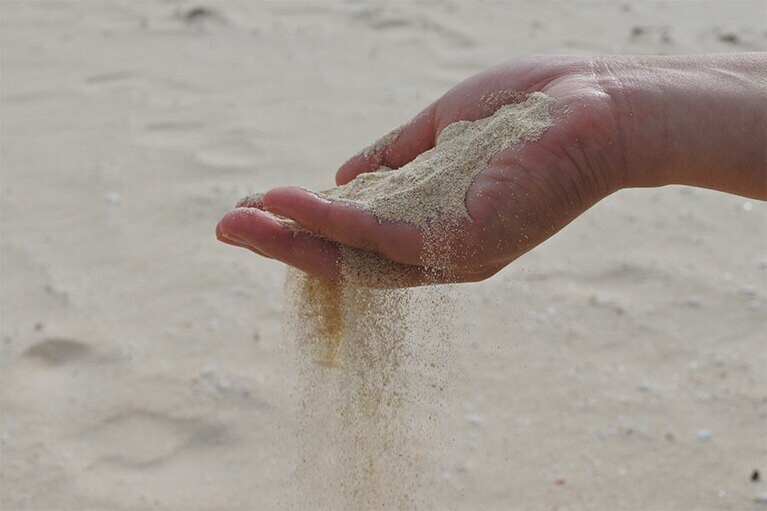 白砂の粒の細かさ、柔らかさともに絶品。