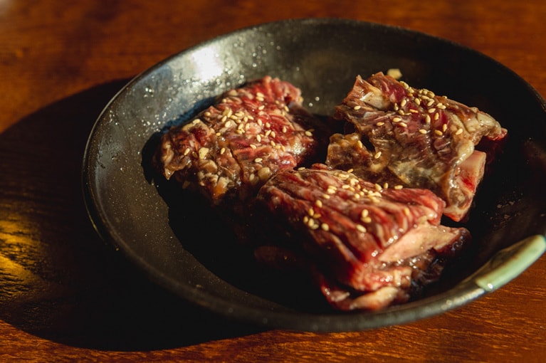 ランチの国内産カルビ定食135g W36,000（平日の11:30〜15:00）。他の時間帯は270g W67,000〜。