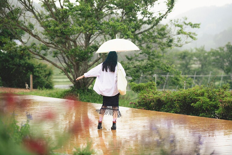 2024年4月末には鴨川の四季折々の景観が楽しめる「里山デッキ」がオープン。千葉県産の地域材を活用した床材やベンチなどが設置されているほか、デッキで気軽に食事が楽しめるように鴨川産の米を使用したおむすびを販売。