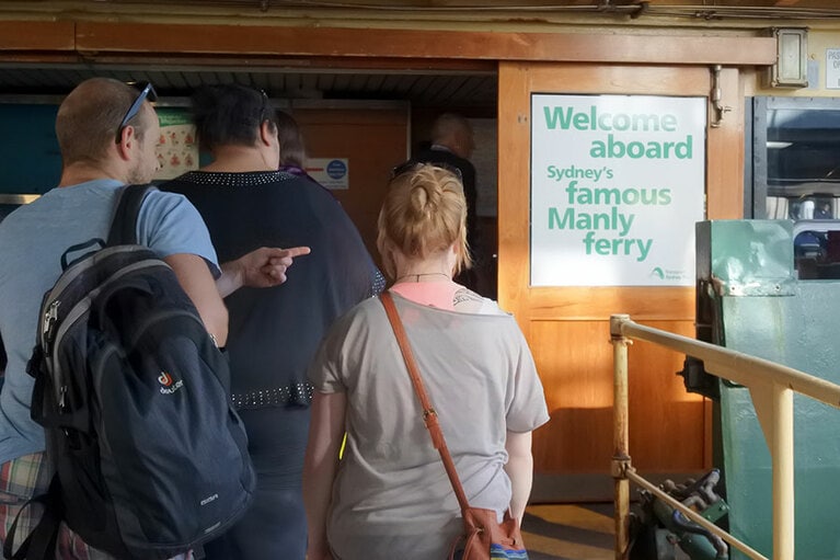 サーキュラー・キーから1時間に複数便、運航しています。