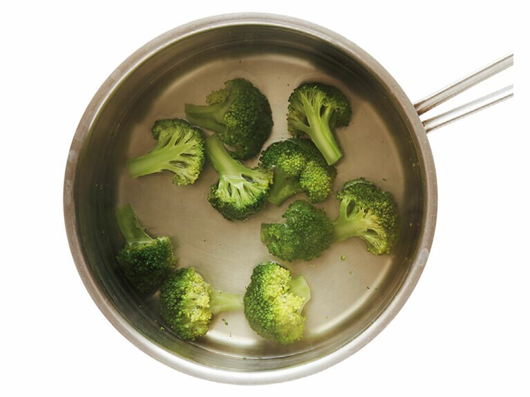 【作り方】(1)ブロッコリーを熱湯で10秒ゆでて、水気をきる。