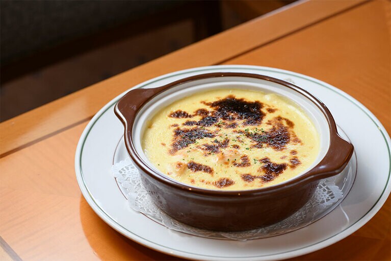 ニューグランド発祥の名物料理の一つ、シーフードドリア2,300円。海老の旨味がたっぷり。