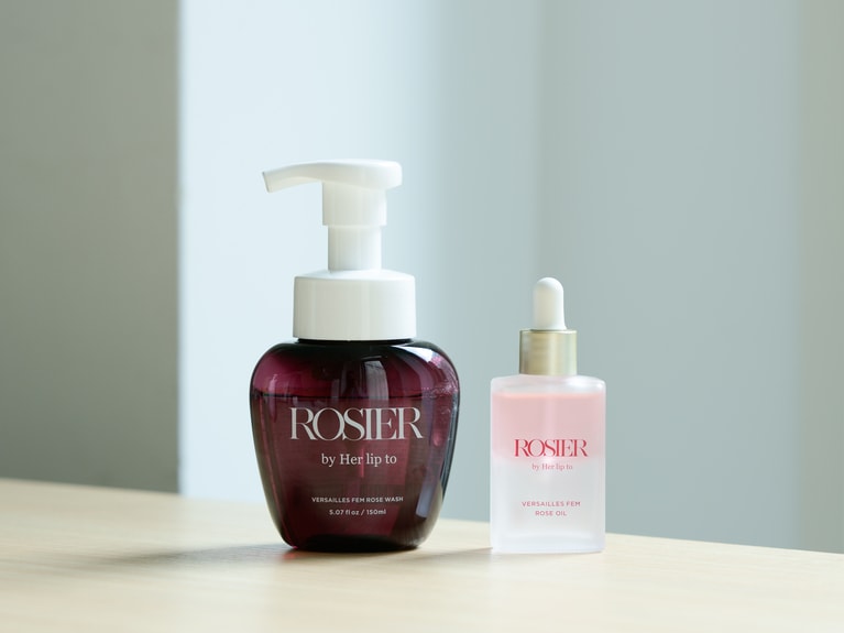 写真左から、ロジア バイ ハーリップトゥ ヴェルサイユ フェムローズウォッシュ 150mL 3,300円、ヴェルサイユ フェムローズオイル 30mL 4,900円