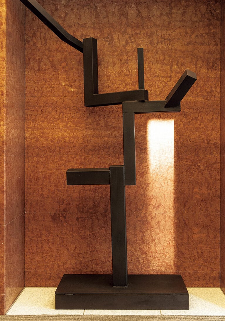 ホテルエントランスを見守るように置かれた内田鋼一《風神》。向かいに《雷神》も据えられ対をなす。