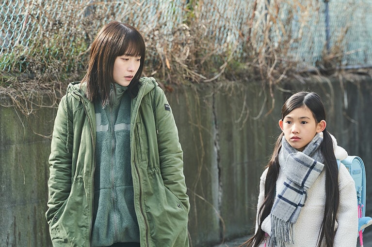 娘を現世に残したまま旅立った佐々木 咲役を好演。