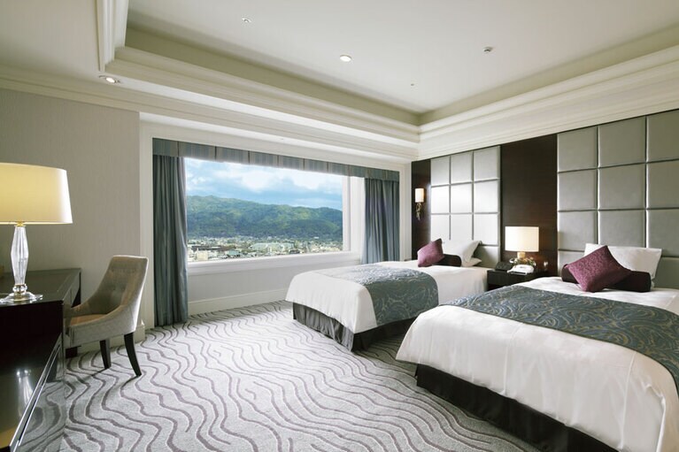 東山三十六峰と鴨川を一望できる「プレジデンシャルスイート」。