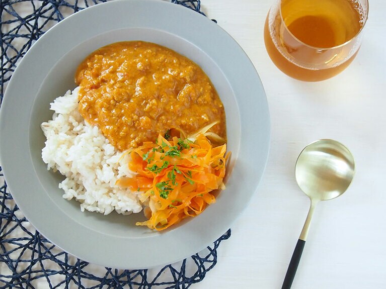 屋外で過ごし日焼けした日に 人参とセロリのカレー。