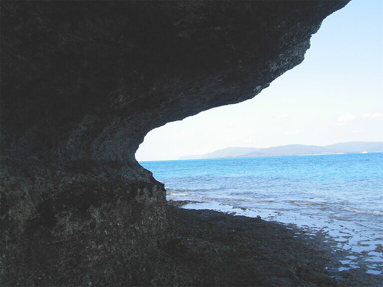 荒々しい自然が残る島。石西礁湖の穏やかな海に浮かんでいます。