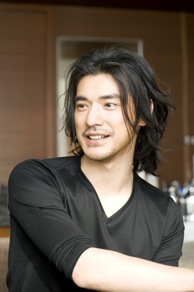 日本での主演映画『Sweet Rain 死神の精度』についてのインタビューに応じる、当時34歳の金城武（2008年撮影） ©文藝春秋
