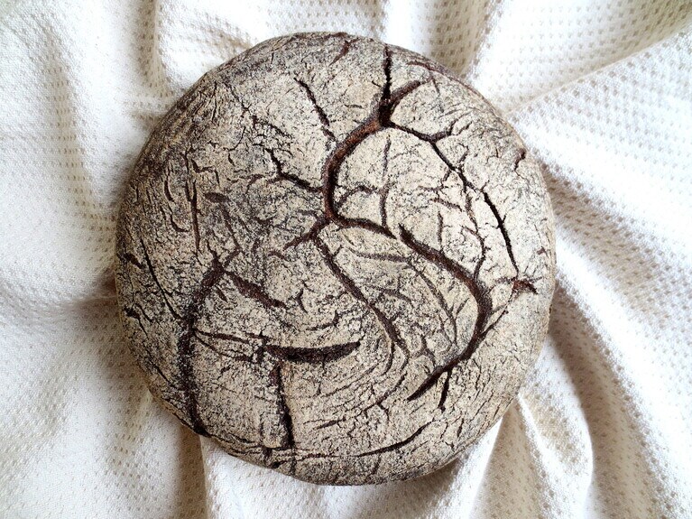 ライ麦100の「黒パン」1,200円、ハーフ600円。