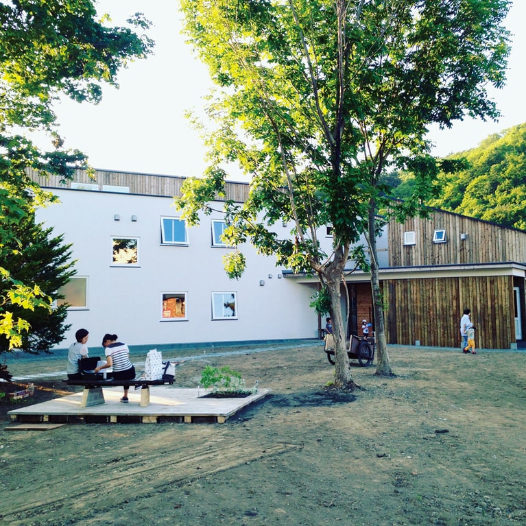 【川島旅館】自然の起伏を活かしたバックヤードガーデン。