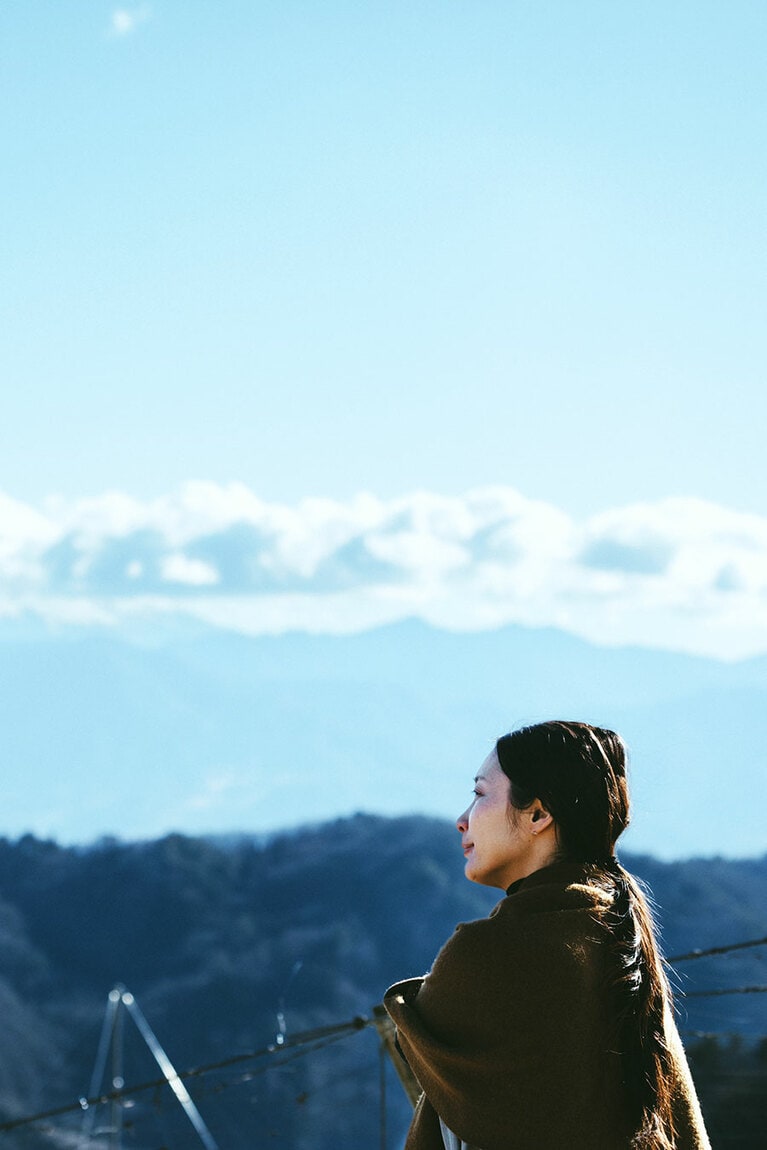 長田さんが「私のパワースポット」と呼ぶ、山梨市牧丘町のフルーツライン沿いの展望スポット。なだらかな丘沿いにはぶどう棚が続き、晴れた日には山並みの向こうに富士山が望める。