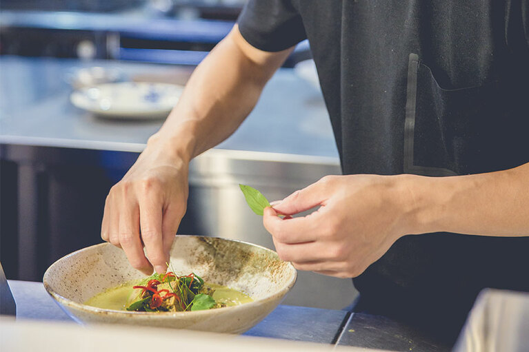 料理はすべて辛さの調節ができる。器はトウモロコシの繊維製でエコ。