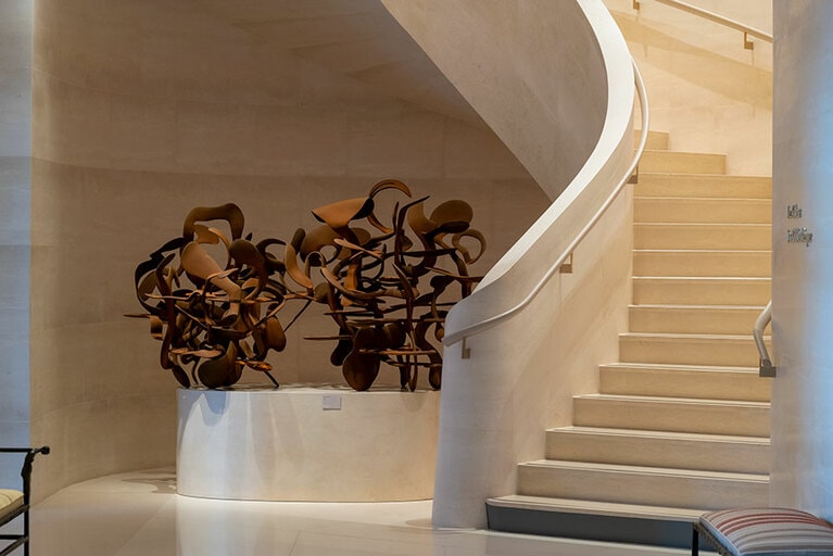 階段脇には、イギリス人彫刻家トニー・クラッグ氏の作品が。