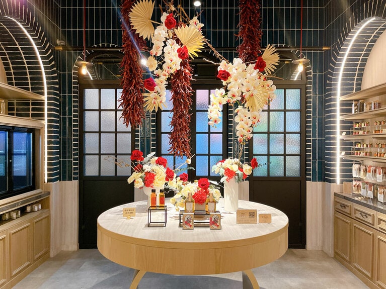 唐辛子と花を用いたディスプレイ。