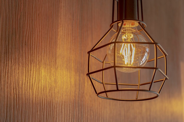 木製のルームナンバーやアンティーク風のライトも素敵。