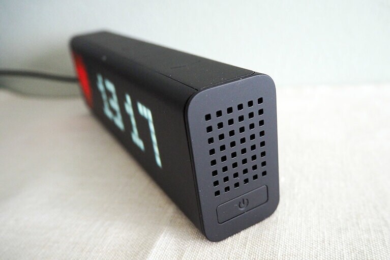 スピーカーは両サイドに。専用スピーカーを買うほど音にこだわりがないので、PCやモニター内蔵のスピーカーと比較して一番音がよかった「LaMetric Time」のスピーカーを、仕事中のBGM再生装置として採用。