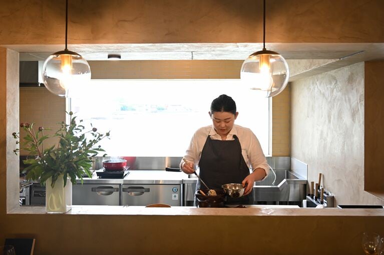 “やわらかで、自由”な佐渡の恵みをおまかせでいただく。ハレの日を彩る島レストラン「kaneto」