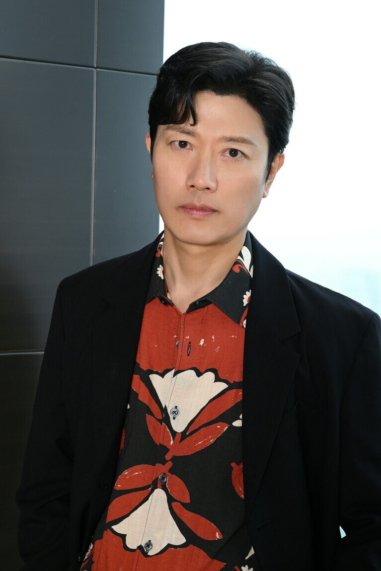 百戦錬磨のベテラン ジェームスを演じたパク・ヒスン。『コンフィデンスマンKR』Prime Videoで独占配信中© 2025 TME Group Co.,Ltd. All Rights Reserved.