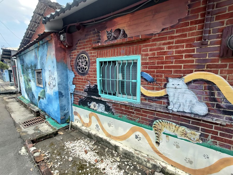 建物の壁に猫が描かれています。