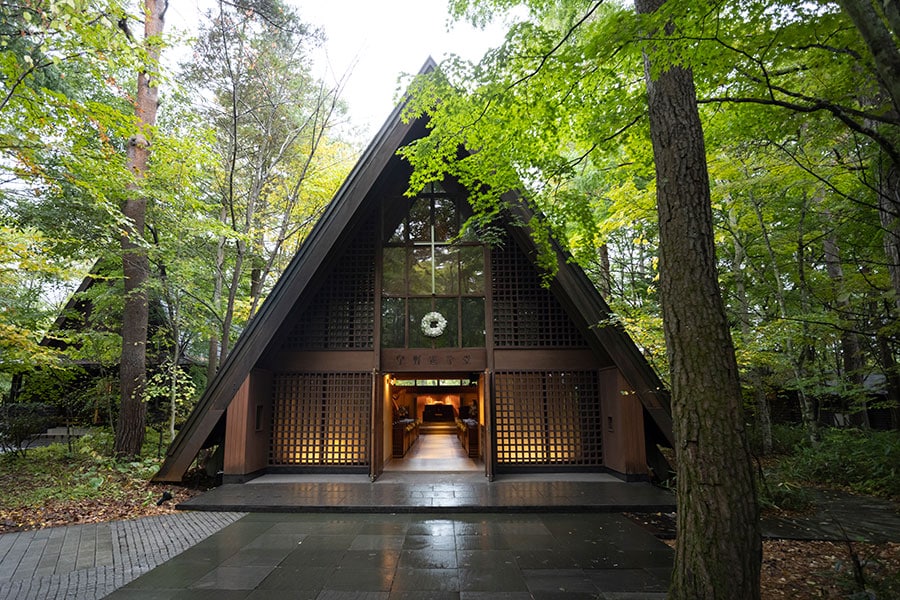 軽井沢の森の一部となっている三角屋根が特徴的な木造建築。