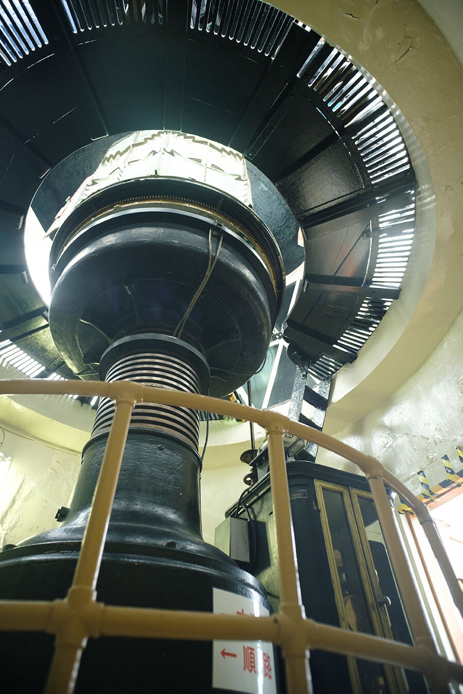 現在、樫野埼灯台にはフレネルレンズが設置されている。